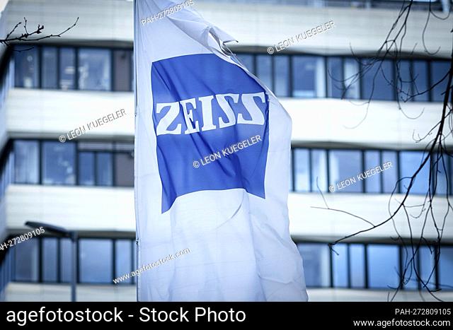 A flag with the logo of the Carl Zeiss company in front of a branch in Berlin, February 2nd, 2022. - Berlin/Deutschland
