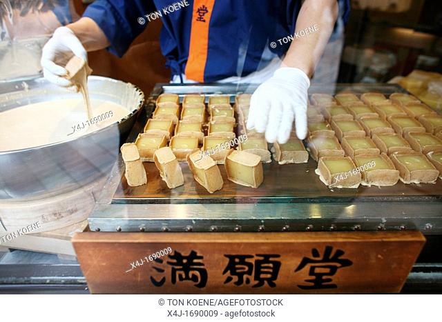 Japanese cakes are tradtion and often used as a gift for friends and family