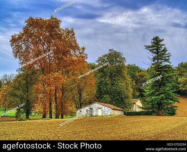 farm buildings in autumn near Eymet, Dordogne Department, Nouvelle-Aquitaine, France