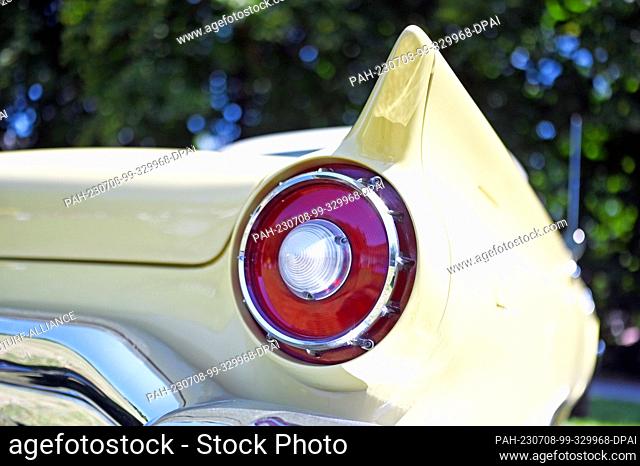 08 July 2023, Baden-Württemberg, Baden-Baden: The tail fin of a 1957 Ford Thunderbird is on display at the 46th International Classic Car Meeting