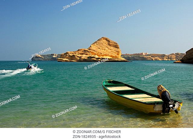 Motorboote am Quantab Strand in der malerischen Barr Al Jissah Bucht am Golf von Oman bei Maskat, Sultanat Oman / Motor-boat moored on the Quantab beach in the...