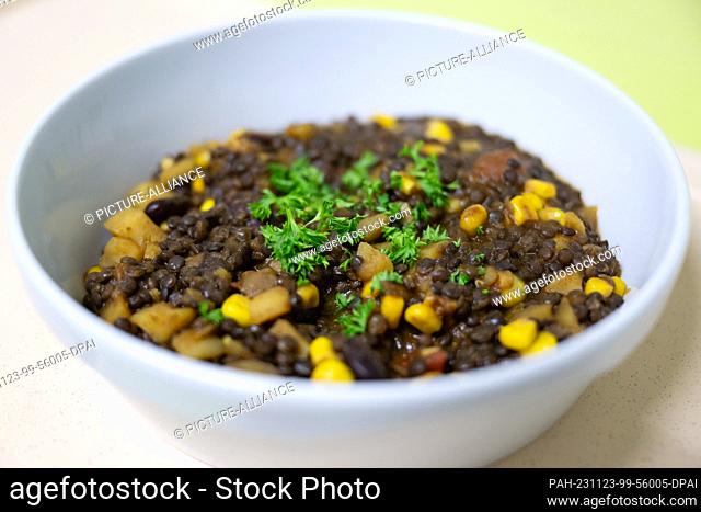 23 November 2023, Saxony, Dresden: A bowl of chili sin carne sits on a tray in the kitchen at Dresden Municipal Hospital. Photo: Sebastian Kahnert/dpa