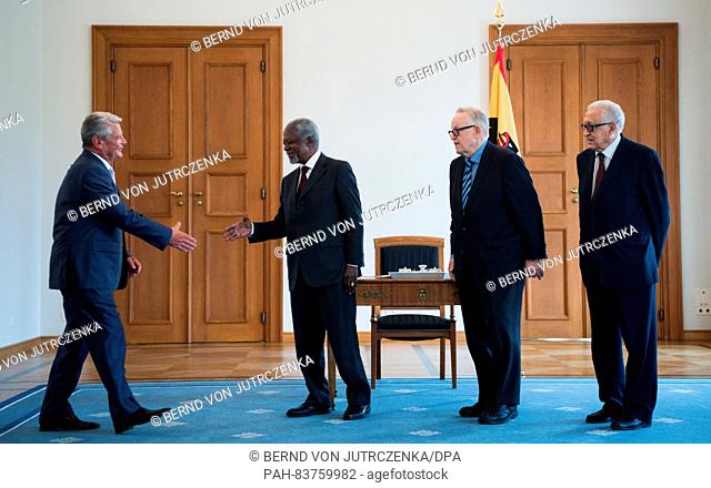 German President Joachim Gauck (l) greets the former UN secretary general, Kofi Annan (2.f.l.), former Finnish president Martti Ahtisaari (2.f.r
