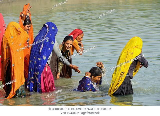 India, Rajasthan, Tonk region, Damun village, Women taking bath