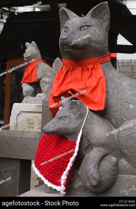 Japan, Tokyo, Hikan Inari Shrine, inari fox statues, . The Hikan Inari Shrine located in Tokyo, Japan is known for its inari fox statues (kitsune-zuka)