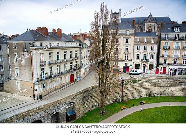 El castillo de los Duques de Bretaña es una antigua fortaleza medieval y palacio ducal situado en la ciudad de Nantes, en la región francesa de Países del Loira