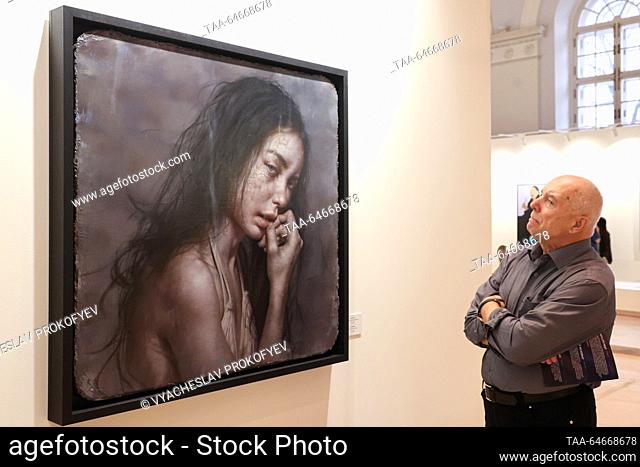 RUSSIA, MOSCOW - 11 de NOVIEMBRE 2023: "El Gazer en la Vanidad" de Lo Chan Peng está en exhibición en el sexto festival internacional interactivo de arte...