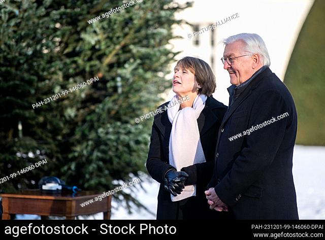 01 December 2023, Berlin: Federal President Frank-Walter Steinmeier and his wife Elke Büdenbender listen to children from Nehring Primary School in...