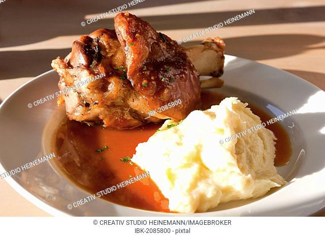 Grilled knuckle of pork with mashed potatoes and gravy