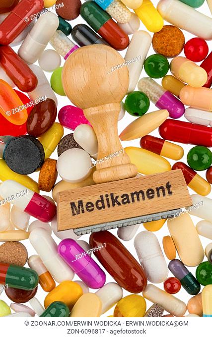 Stempel auf bunten Tabletten, Symbolfoto für Medikamentöse Therapie und Verschreibungspflicht