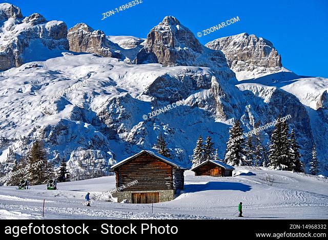 Skifahrenauf der Sellaronda am Sellastock, Corvara, Alta Badia, Dolomiten, Südtirol, Italien / Skiing on Sella Ronda beneath the Sella mountain range, Corvara