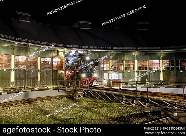 16 December 2023, Bavaria, Neuenmarkt: A restored and operational steam locomotive 01 1104 moves into the German Steam Locomotive Museum in Neuenmarkt for its...