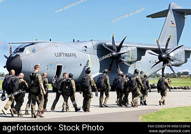24 August 2023, Mecklenburg-Western Pomerania, Barth: Paratroopers of Regiment 31 from Seedorf (Lower Saxony) board a Bundeswehr Airbus A 400 transport aircraft...