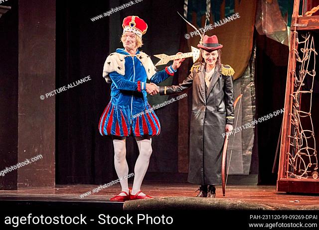 PRODUCTION - 17 November 2023, Hamburg: The actors Dominik Dittrich (l) as Prince John and Laila Richter as Robin Hood are on stage at the St