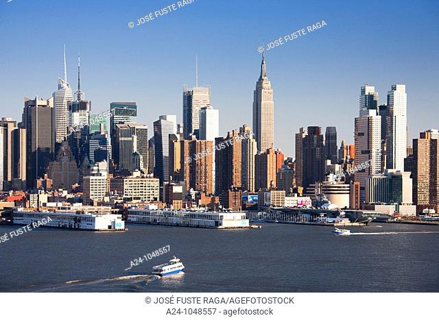 Empire State Building, Midtown Manhattan skyline across Hudson River from New Jersey, New York City, USA