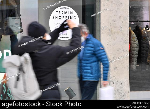 Subject picture: Shopping, Shopping Click and Meet in Munich, appointment shopping after making an appointment, customers are allowed to shop and shop in the...