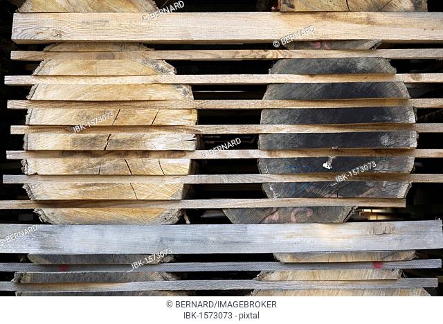 Storage of sawn timber logs in longitudinal direction for better drying in a sawmill