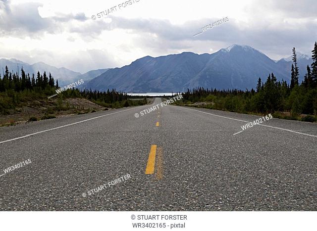 Highway with a view of the Saint Elias Mountain Range in Kluane National Park and Reserve, Yukon Territory, Canada, North America