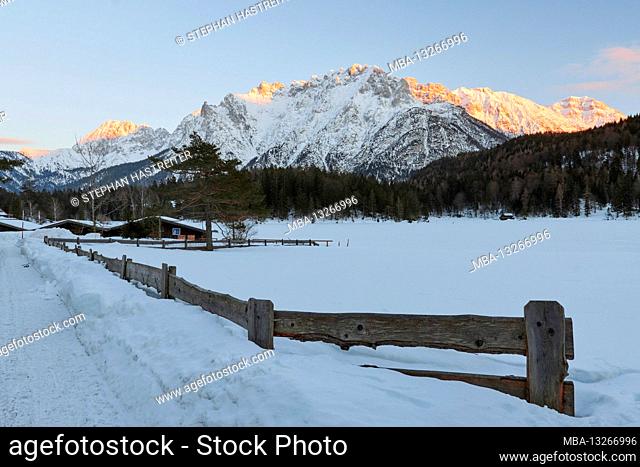 Winter landscape on the Lautersee against the Karwendel