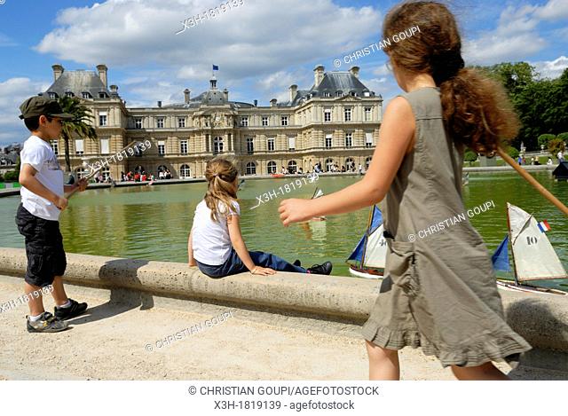 little girl by the pool in front of the French Senate Palace, Jardin du Luxembourg, Paris, Ile-de-France region, France, Europe