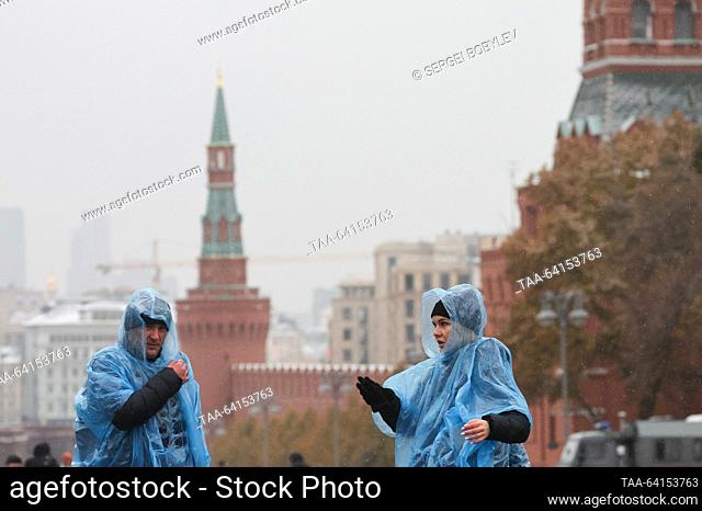 RUSSIA, MOSCOW - OCTOBER 30, 2023: People wearing raincoats visit Moscow's Red Square. Sergei Bobylev/TASS