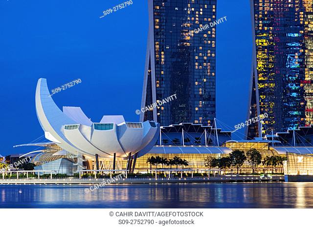 The Singapore skyline, Downtown Core, The Marina Bay Sands Hotel & Shopping Centre complex and the Arts & Science Museum, Singapore