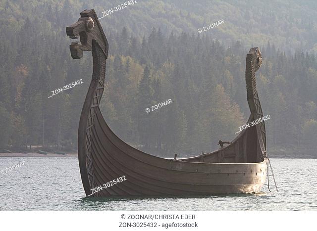 Wikingerschiff im Walchensee im Gegenlicht