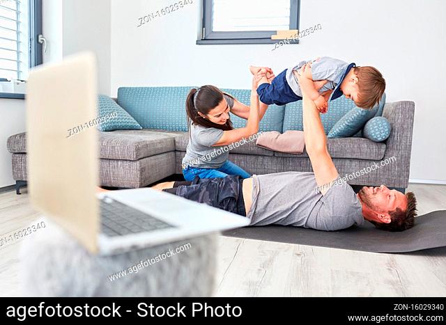 Eltern toben und spielen mit ihrem Sohn im Wohnzimmer beim Video Streaming