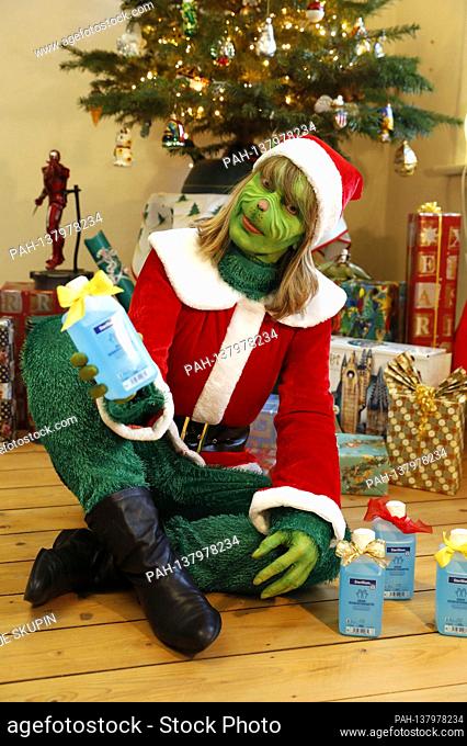 GEEK ART - Bodypainting and Transformaking: 'The Grinch steals Weihafterten' Photoshooting with Maria Skupin as Mrs. Grinch in the Villa Czarnecki