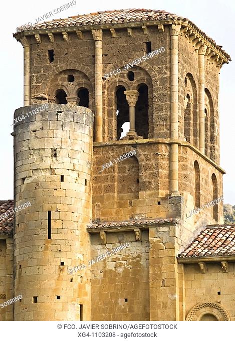 Torre de la iglesia de estilo románico de San Pedro de Tejada - Valle de Valdivielso - Burgos - Castilla y León - España