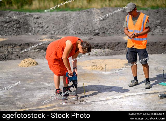 17 August 2022, Saxony-Anhalt, Döbbelin: Susanne Friederich (l), head of the Department for the Preservation of Archaeological Monuments at the Saxony-Anhalt...