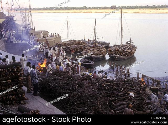 The rite of cremations in Manikarnika Ghat on banks of holy Ganges, Ganga river at Varanasi, Uttar Pradesh, India, Asia