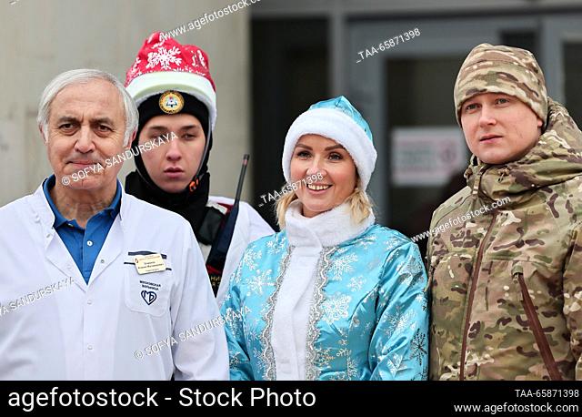 RUSSIA, MOSCOW - 18 de diciembre de 2023: La comisionada rusa de los derechos del niño Maria Lvova-Belova y el médico jefe del Hospital Infantil Bashlyayeva...
