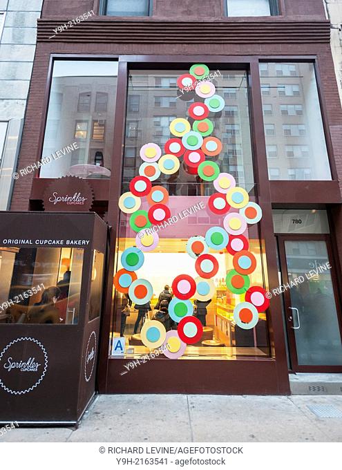 Cupcake lovers flock to the Sprinkles Cupcakes bakery in New York