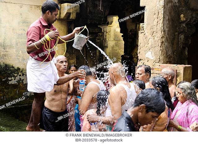 Pilgrims at the 22-stations-shower-circle around the Ramanathaswamy Temple, a ceremony for washing away little sins, Rameshwaram, Tamil Nadu, India, Asia