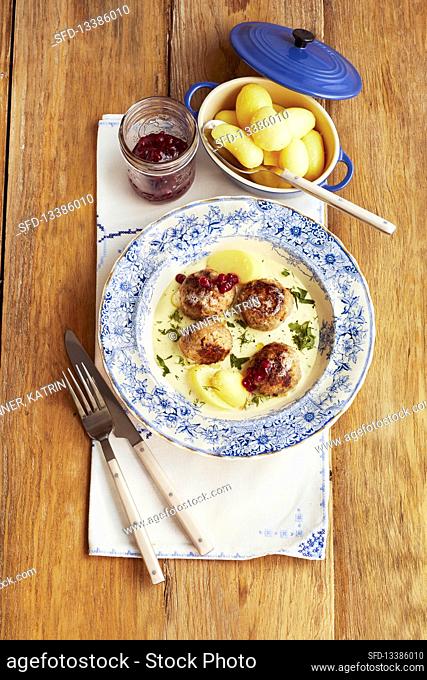 Meatballs with potatoes and dill cream sauce