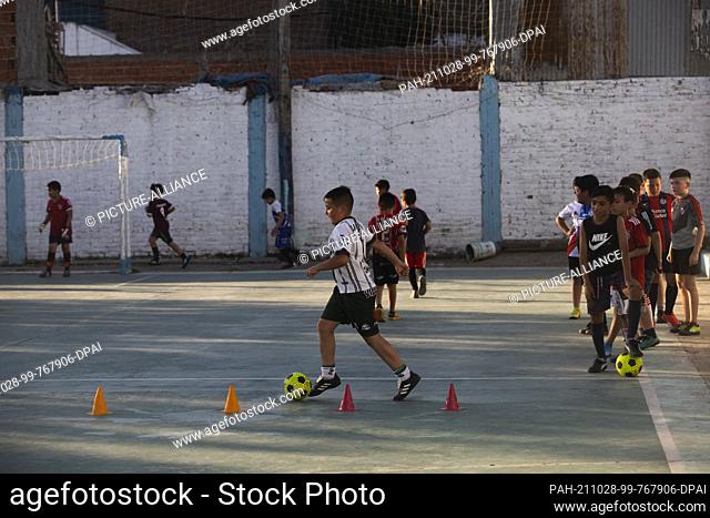 27 October 2021, Argentina, Villa Fiorito: Children take part in a football training session at the Estrellas Unidas de Fiorito club