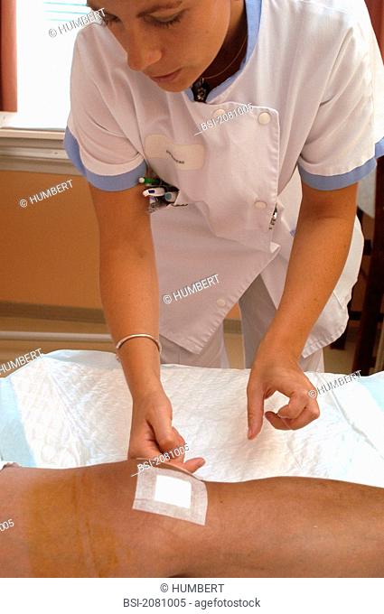 NURSE DISPENSING CARE<BR>Photo essay from hospital. Patient and nurse.<BR>Photo essay at Antony private Hospital, France (92)