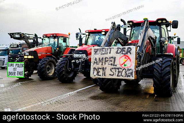 21 December 2023, Lower Saxony, Soltau: Farmers stand together shortly before a protest action not far from the highway. The reason for this is the German...