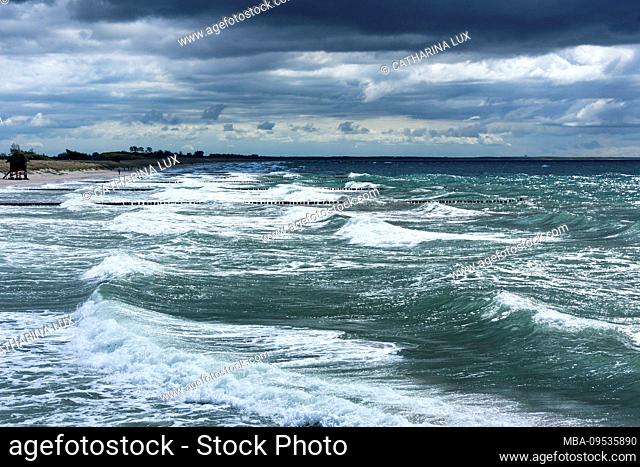Baltic Sea, Fischland, Darss, seaside resort Wustrow, beach on approaching storm, waves