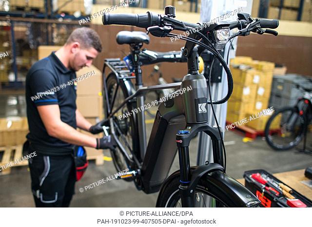 22 October 2019, Saarland, Hanweiler: An employee of Kettler Alu-Rad checks an e-bike of Kettler in the final assembly. Consumers trust them