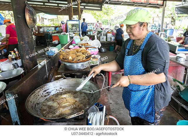 Frying talapia at New Bua Tong Restaurant, 67 Sam Yaek, Wichian Buri District, Phetchabun 67130, Thailand