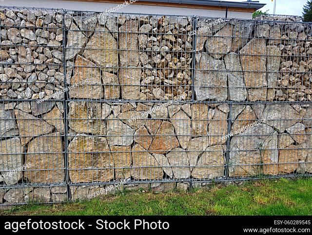 Gabbionenwand ist eine Sichtschutzwand aus Steinen und ein Stahldrahtgeflecht. Gabbion wall is a privacy screen made of stones and a steel wire mesh