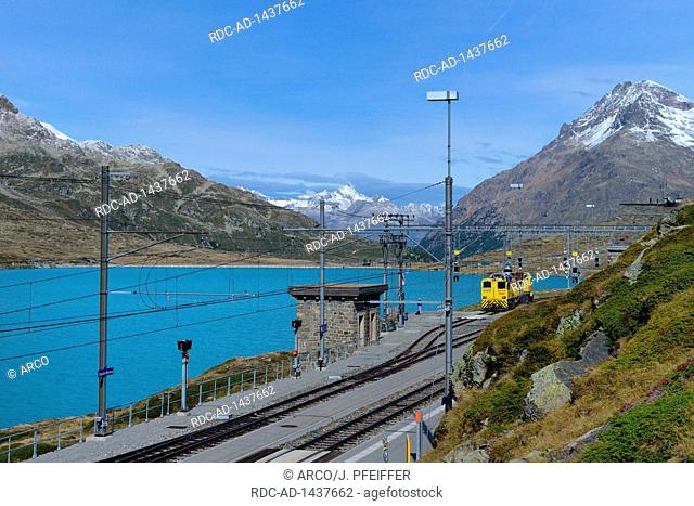 Bahnstation Ospizio Bernina, 2253m, der Rhaetischen Bahn, Lago Bianco, Bernina-Pass, Engadin, Kanton Graubuenden, Schweiz, Europa