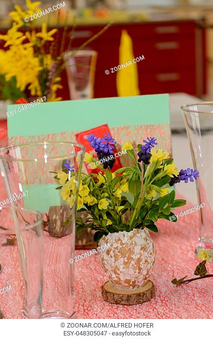 österliche kreative Tischdekoration mit Blumen