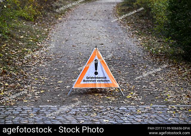 09 November 2023, Berlin: A sign ""Danger zone. No trespassing"" on a path. Photo: Jens Kalaene/dpa. - Berlin/Berlin/Germany