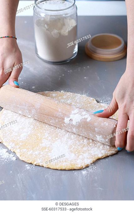 Flattering the pasta dough with a pasta machine
