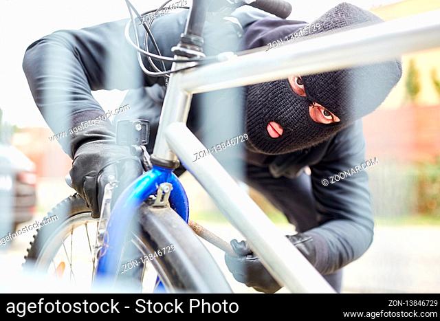 Fahrraddieb beim Fahrrad klauen in der Stadt
