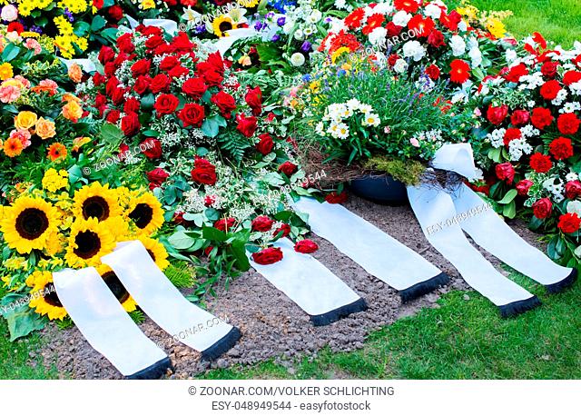 Blumen und Grab auf ein alten Friedhof Flowers and grave in an old cemetery
