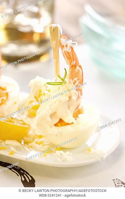 pincho de huevo cocido, gamba y mayonesa